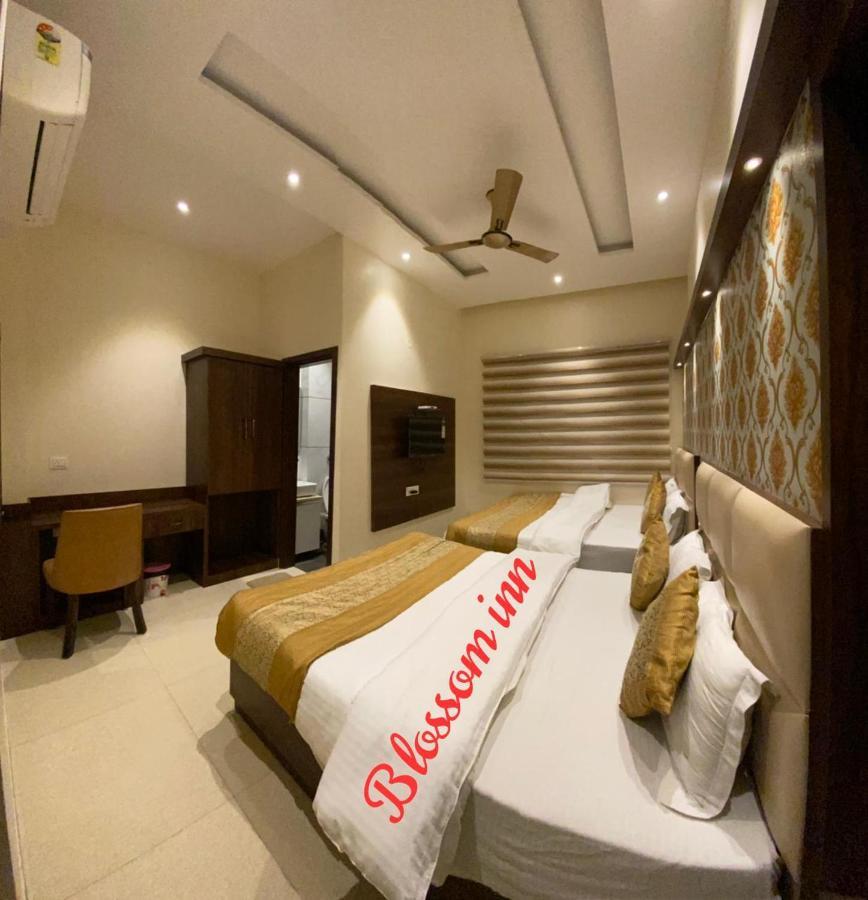 Hotel Blossom Inn Amritsar Bagian luar foto