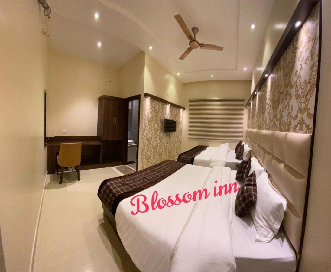 Hotel Blossom Inn Amritsar Bagian luar foto