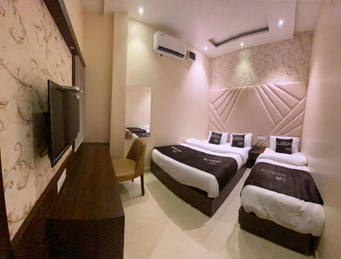 Hotel Blossom Inn Amritsar Bagian luar foto