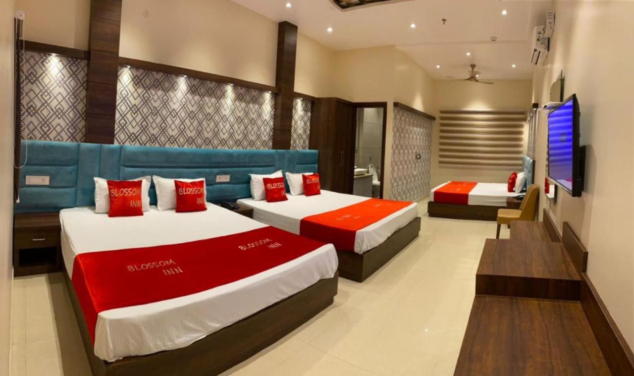 Hotel Blossom Inn Amritsar Bagian luar foto