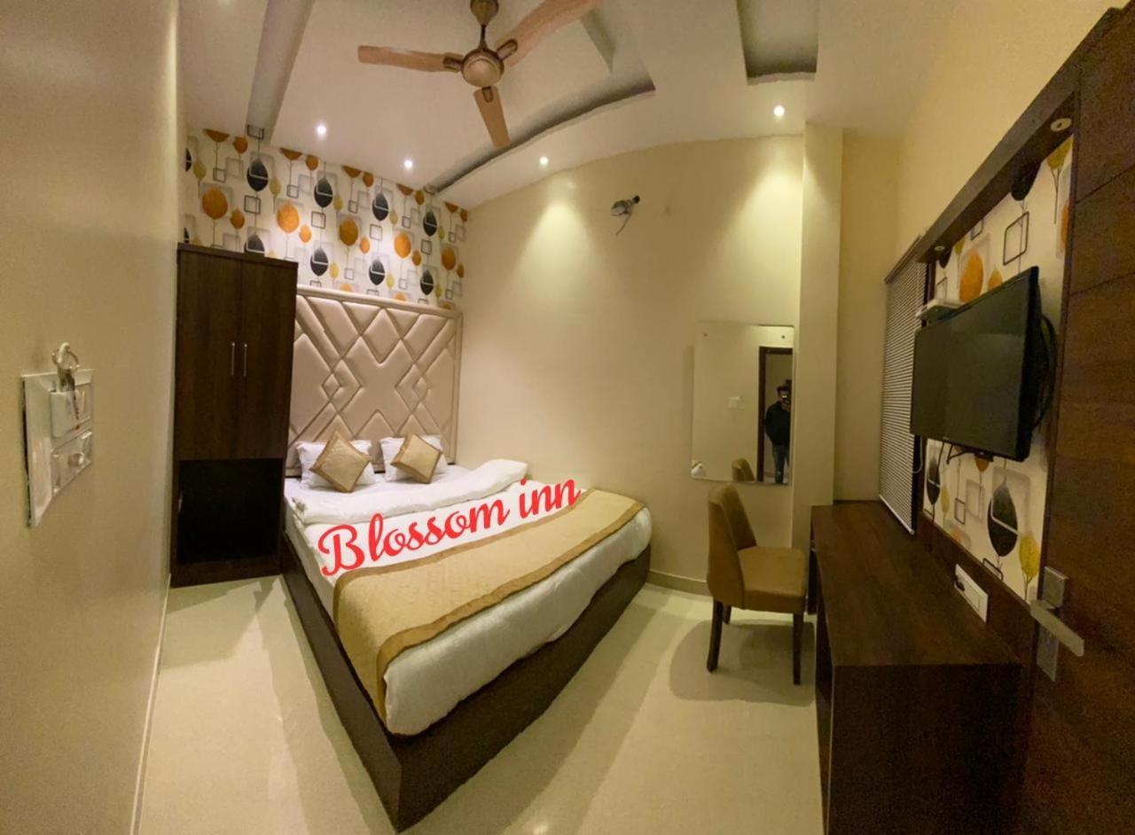 Hotel Blossom Inn Amritsar Bagian luar foto