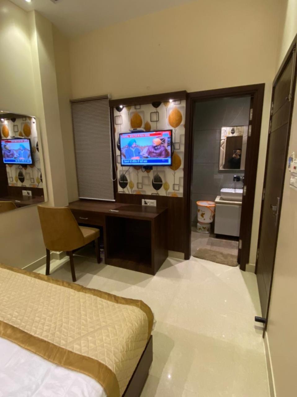 Hotel Blossom Inn Amritsar Bagian luar foto
