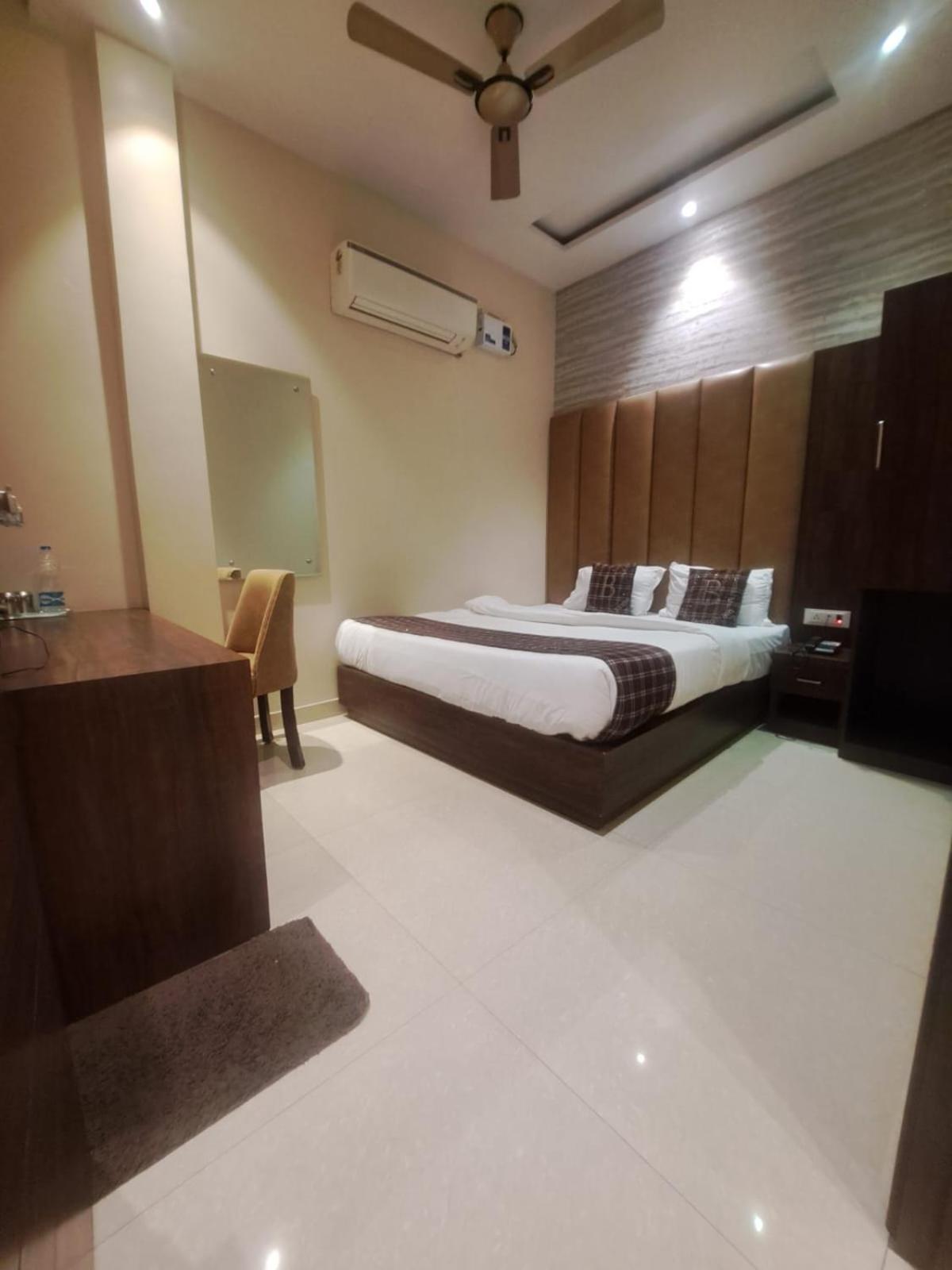 Hotel Blossom Inn Amritsar Bagian luar foto