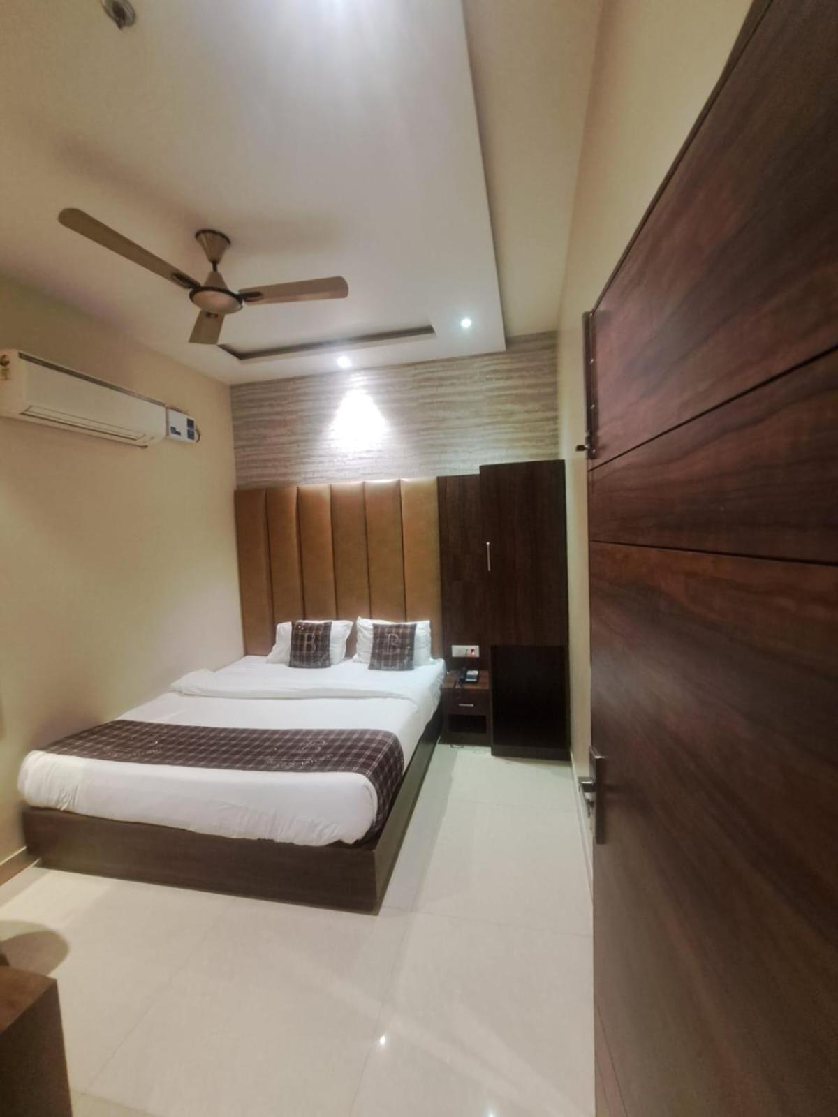 Hotel Blossom Inn Amritsar Bagian luar foto