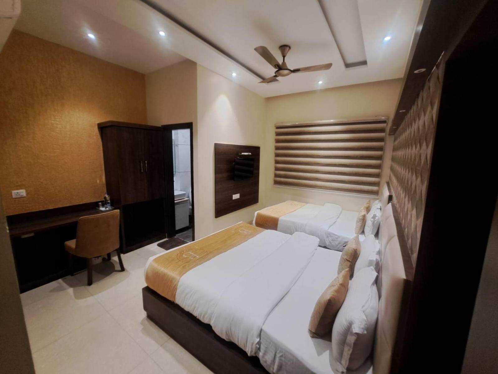 Hotel Blossom Inn Amritsar Bagian luar foto